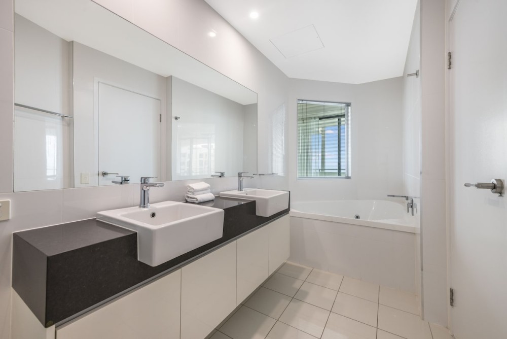 Luxury Sub Penthouse - Beach on Sixth — photo 22