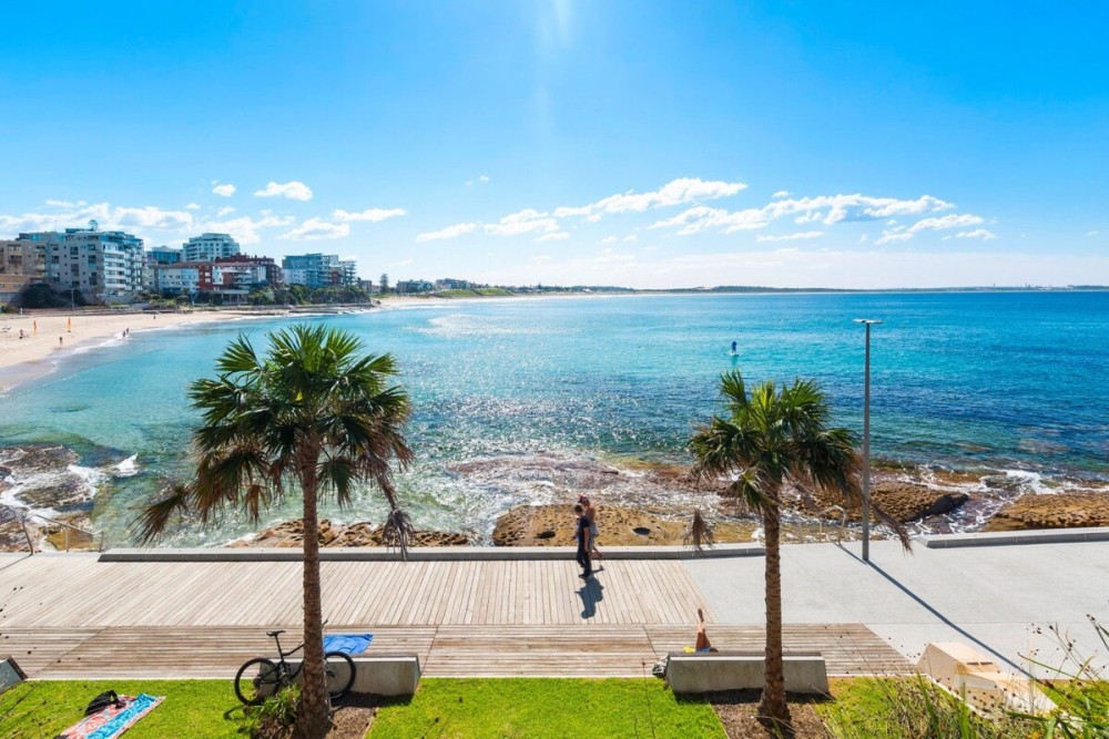 Airy Cronulla beach escape 2 bed — photo 17