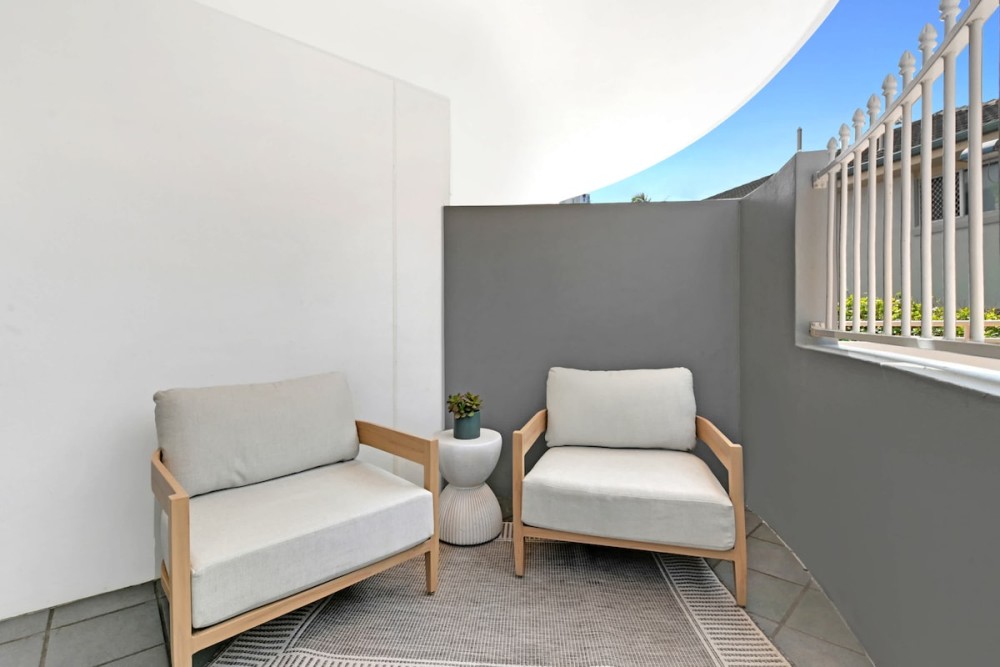 Seaside Getaway King Bed Large Courtyard - Parking — photo 15