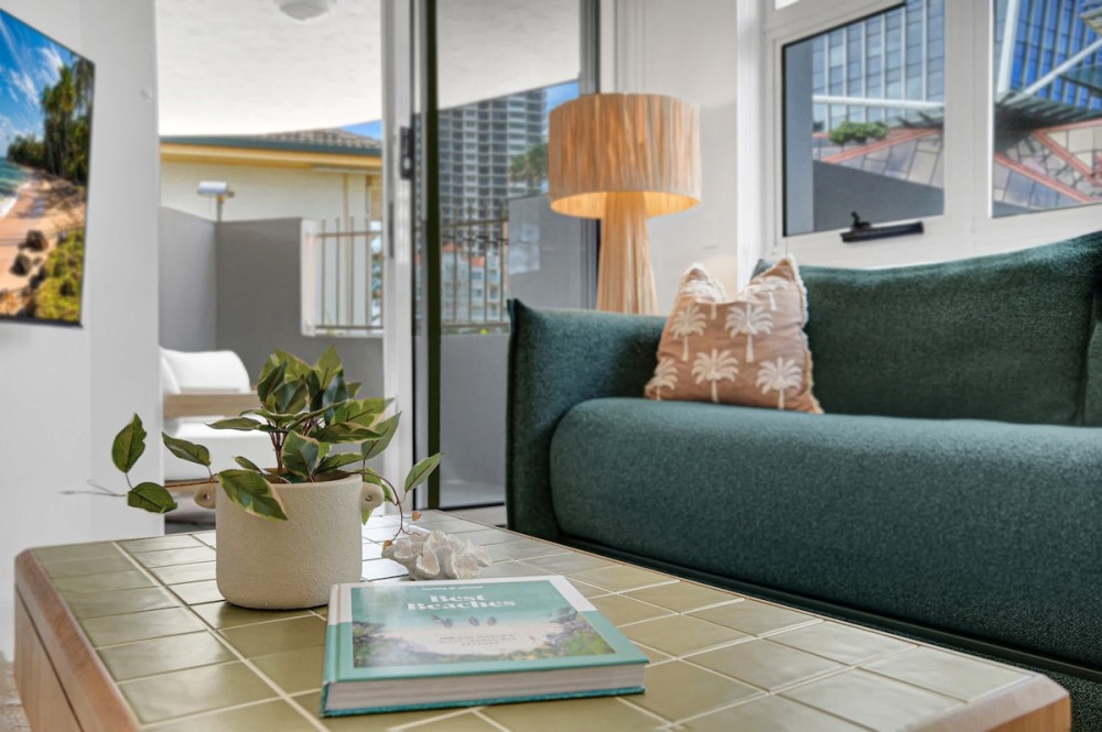Seaside Getaway King Bed Large Courtyard - Parking — photo 11
