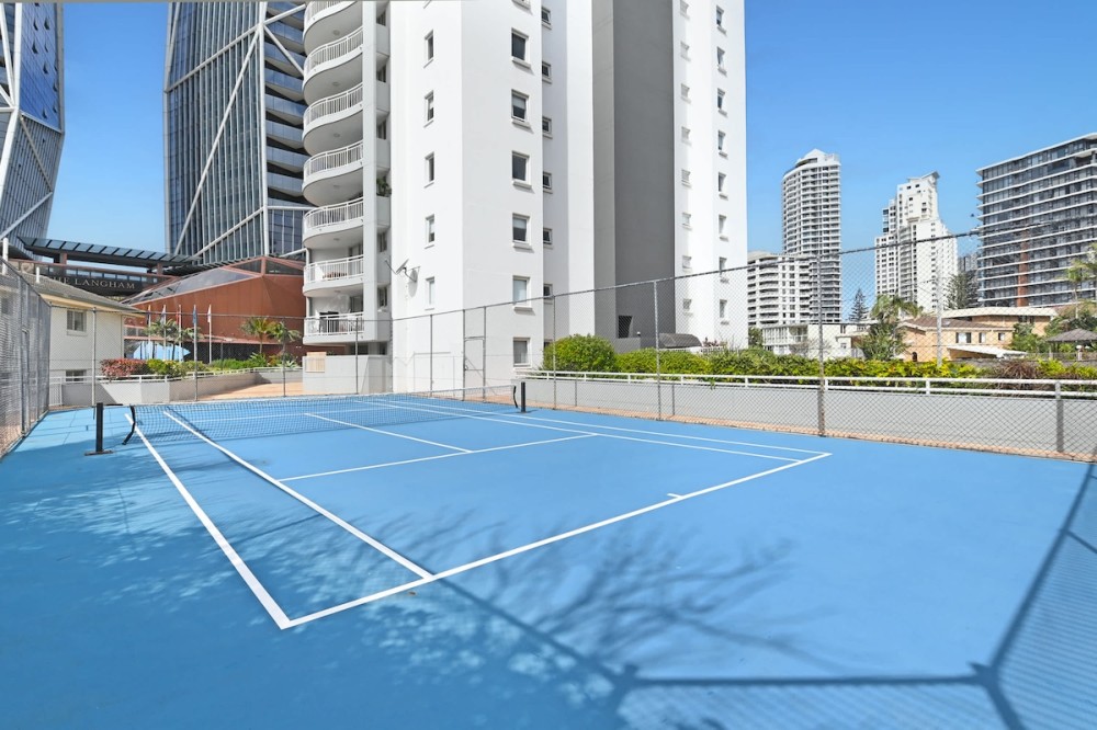 Seaside Getaway King Bed Large Courtyard - Parking — photo 19