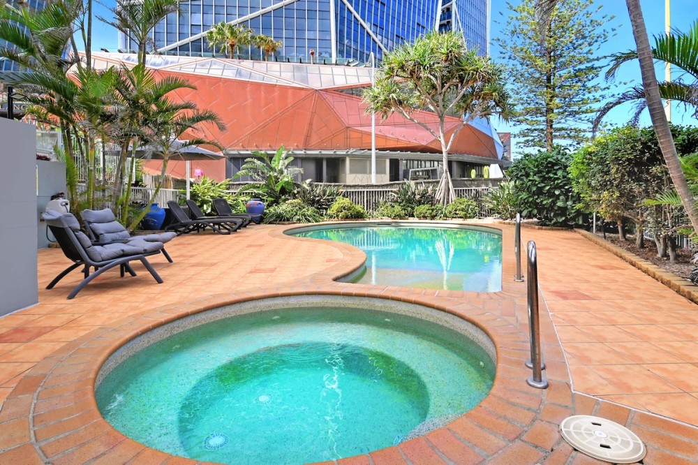 Seaside Getaway King Bed Large Courtyard - Parking — photo 18