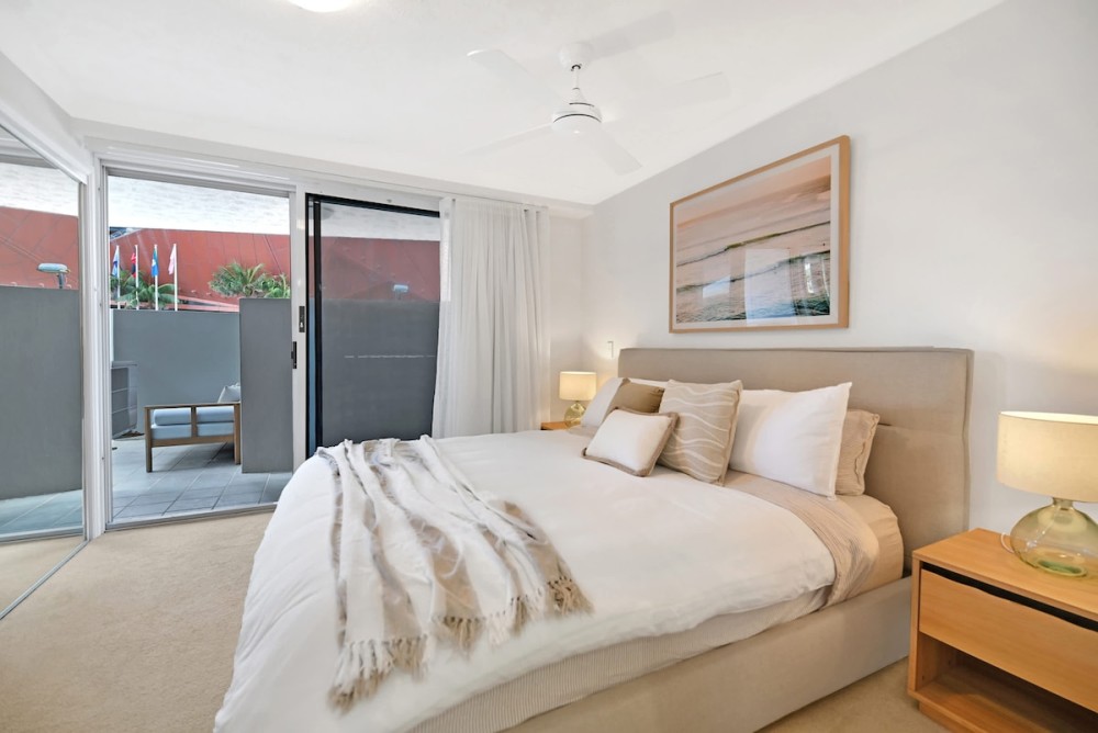 Seaside Getaway King Bed Large Courtyard - Parking — photo 14