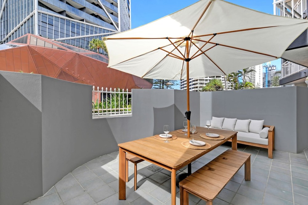 Seaside Getaway King Bed Large Courtyard - Parking — photo 4