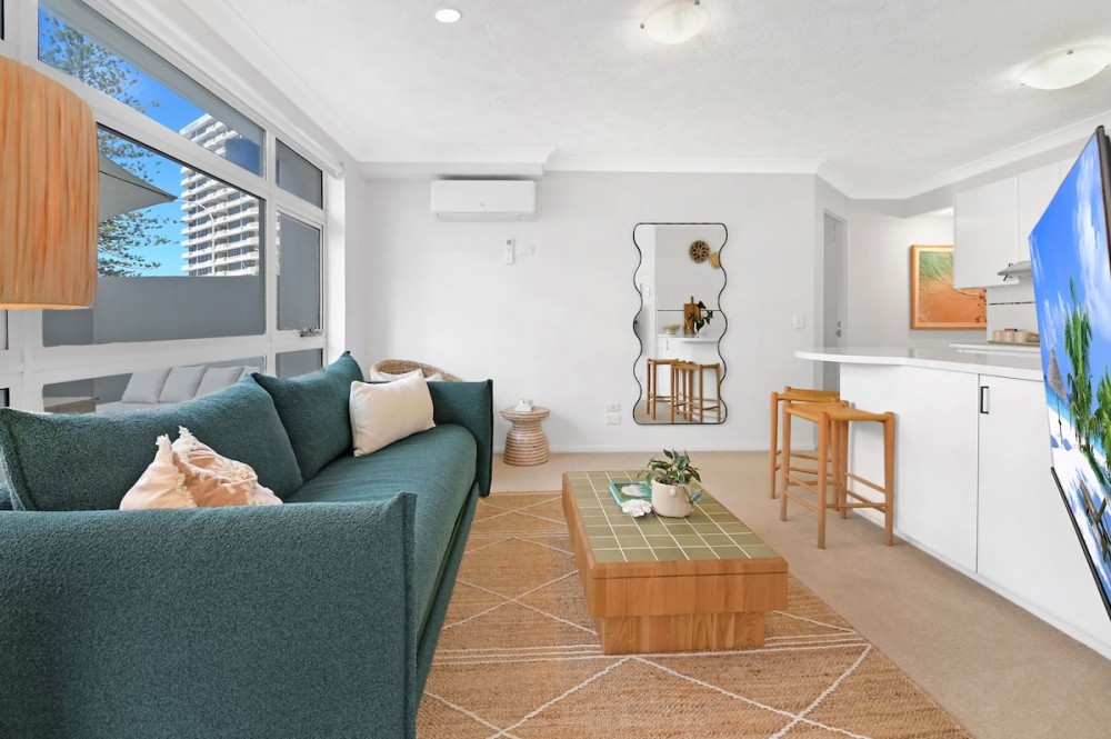 Seaside Getaway King Bed Large Courtyard - Parking — photo 1