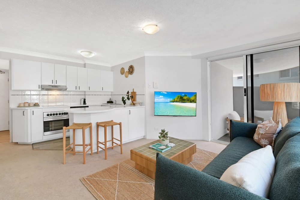 Seaside Getaway King Bed Large Courtyard - Parking — photo 7
