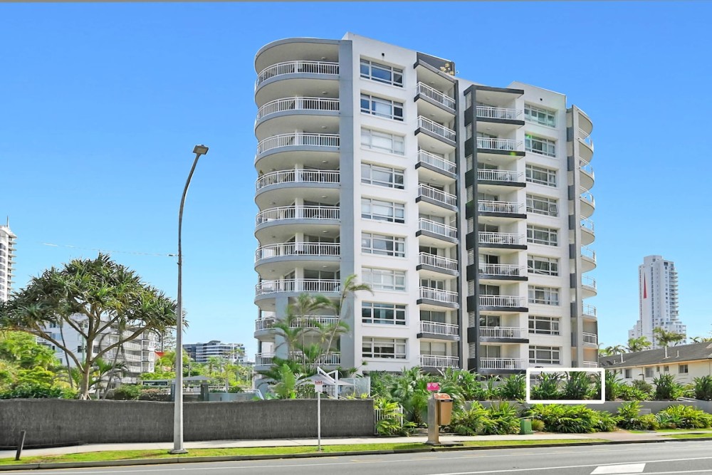 Seaside Getaway King Bed Large Courtyard - Parking — photo 17