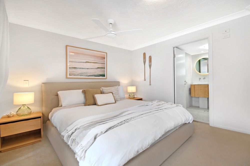Seaside Getaway King Bed Large Courtyard - Parking — photo 2