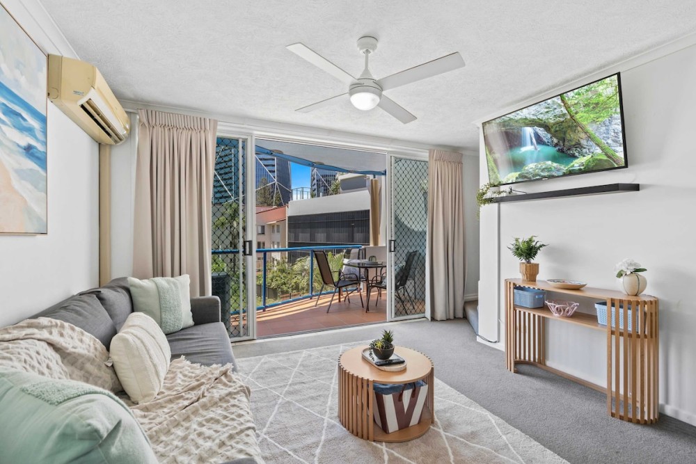 Dual Level Privacy w Rooftop Terrace 2 Carpark — photo 1