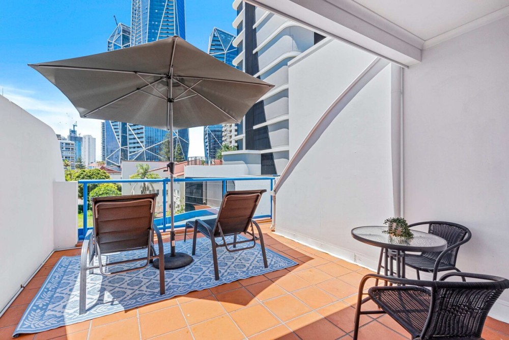 Dual Level Privacy w Rooftop Terrace 2 Carpark — photo 9