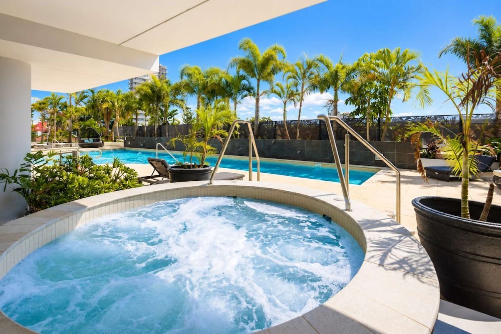 Surfers 1BR Retreat: Pool, Spa, Gym & Fast Wi-Fi — photo 1