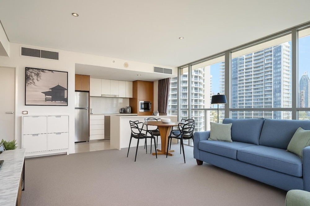 Surfers 1BR Retreat: Pool, Spa, Gym & Fast Wi-Fi — photo 19