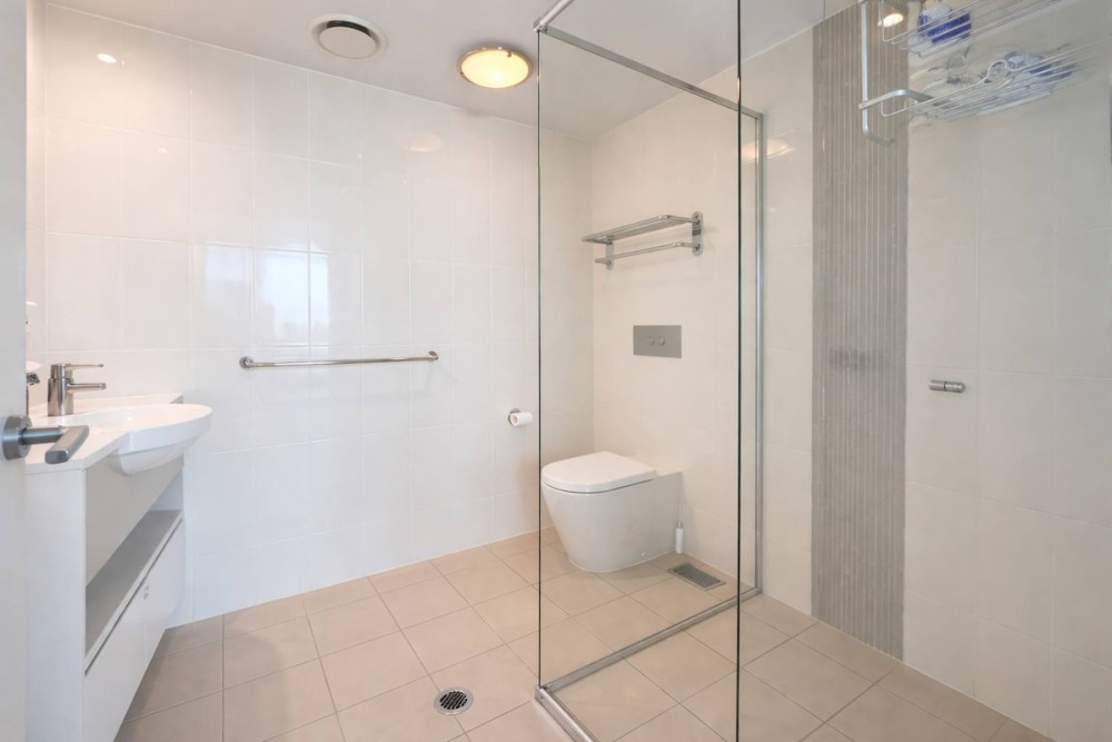 Surfers 1BR Retreat: Pool, Spa, Gym & Fast Wi-Fi — photo 21