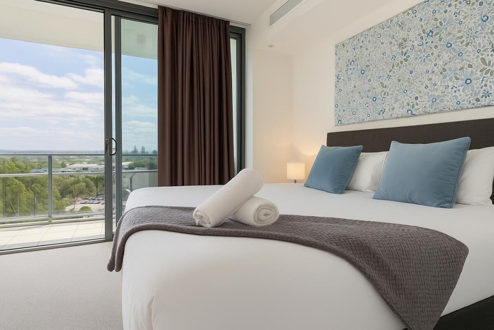Surfers 1BR Retreat: Pool, Spa, Gym & Fast Wi-Fi — photo 20