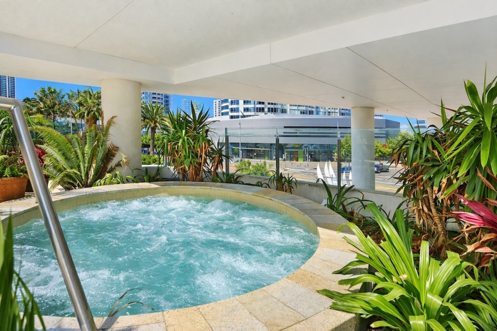 Surfers 1BR Retreat: Pool, Spa, Gym & Fast Wi-Fi — photo 6