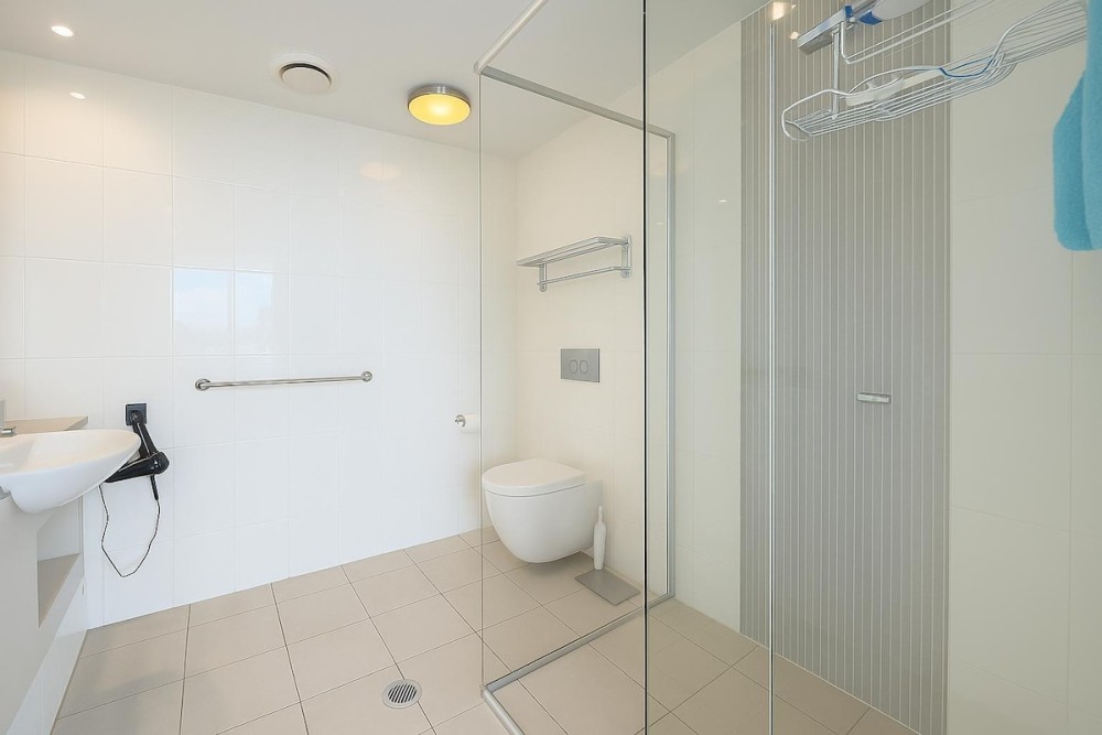 Surfers 1BR Retreat: Pool, Spa, Gym & Fast Wi-Fi — photo 17