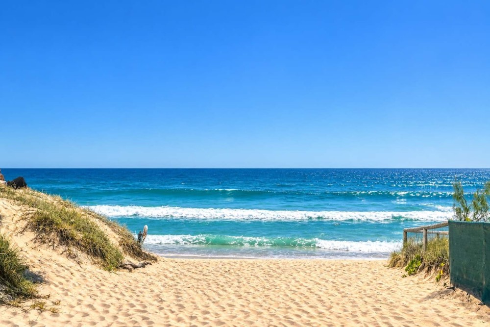 Surfers 1BR Retreat: Pool, Spa, Gym & Fast Wi-Fi — photo 41