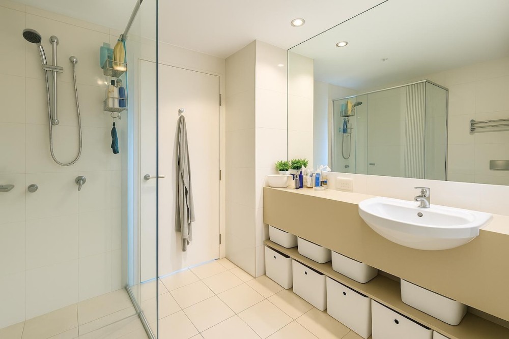 Surfers 1BR Retreat: Pool, Spa, Gym & Fast Wi-Fi — photo 14