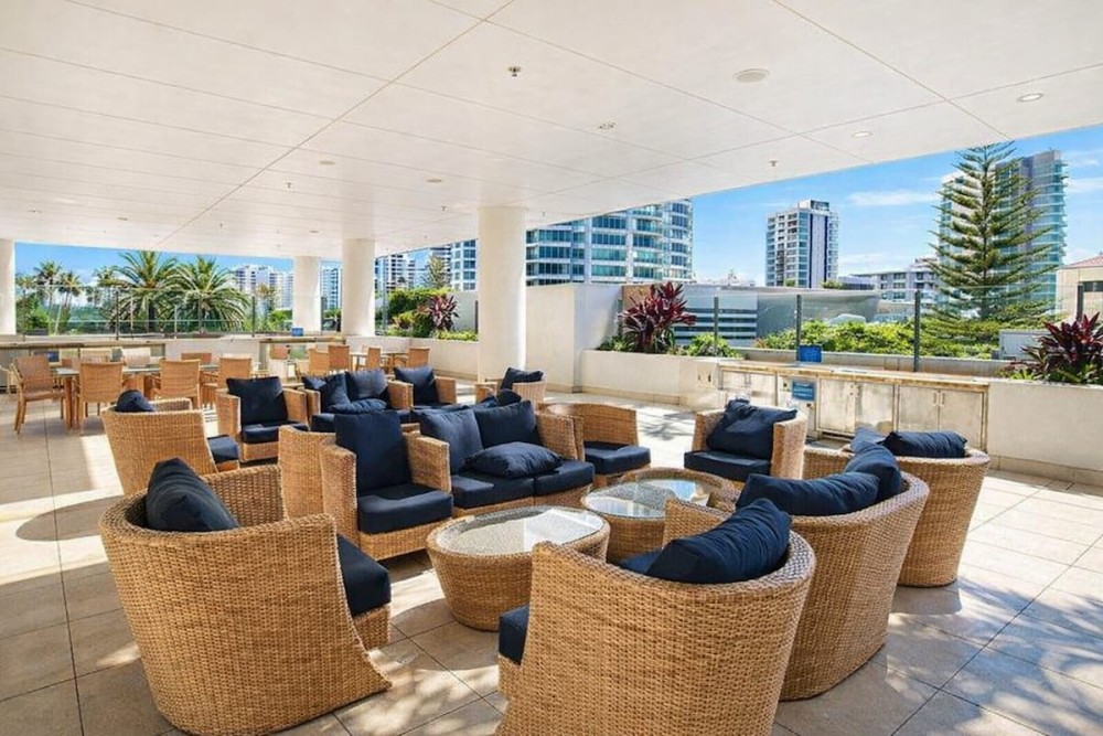 Surfers 1BR Retreat: Pool, Spa, Gym & Fast Wi-Fi — photo 15