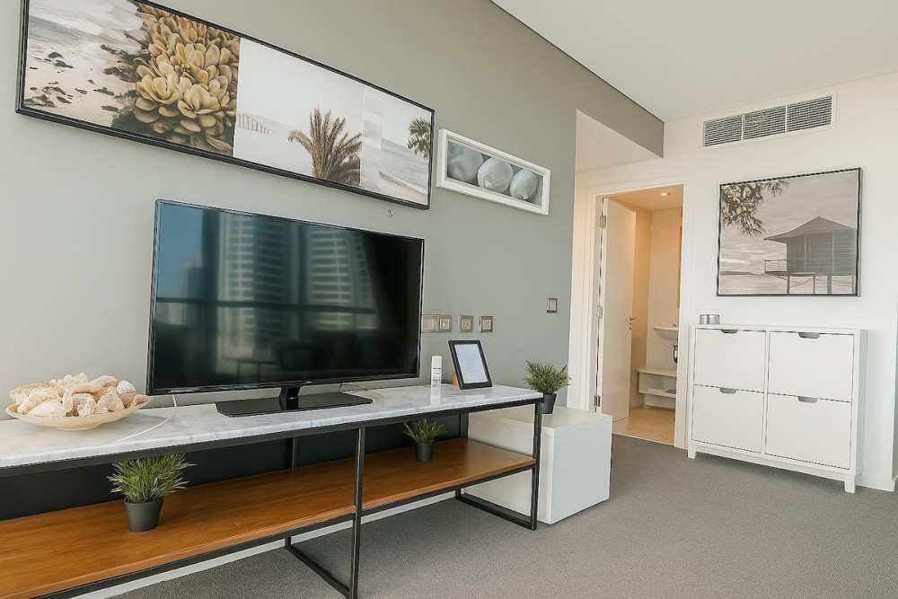 Surfers 1BR Retreat: Pool, Spa, Gym & Fast Wi-Fi — photo 18