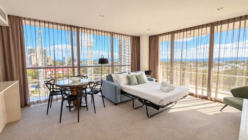 Surfers 1BR Retreat: Pool, Spa, Gym & Fast Wi-Fi — photo 3