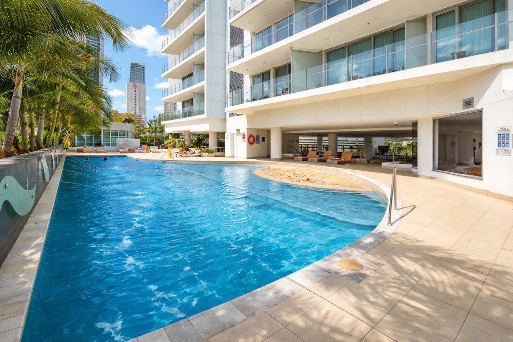 Surfers 1BR Retreat: Pool, Spa, Gym & Fast Wi-Fi — photo 4