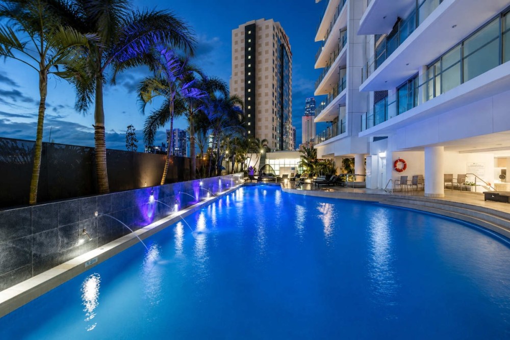 Surfers 1BR Retreat: Pool, Spa, Gym & Fast Wi-Fi — photo 8