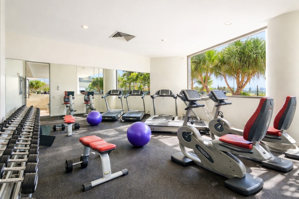 Surfers 1BR Retreat: Pool, Spa, Gym & Fast Wi-Fi — photo 16