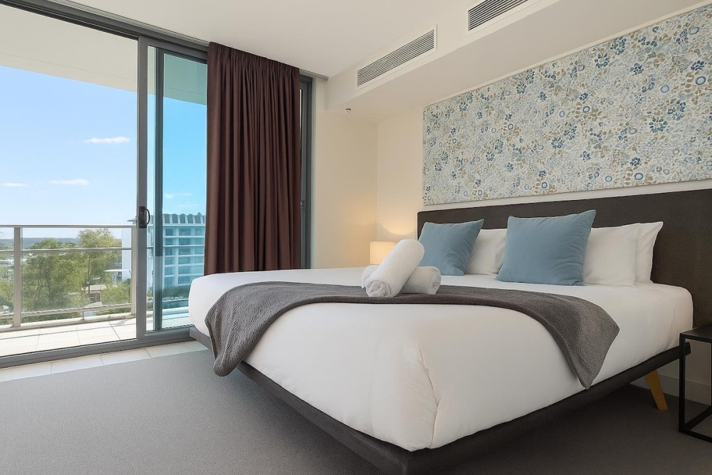 Surfers 1BR Retreat: Pool, Spa, Gym & Fast Wi-Fi — photo 2
