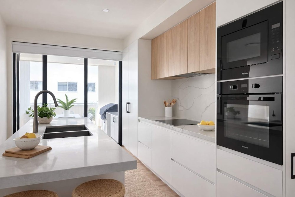 Designer Kirra Beach Family Home — photo 8