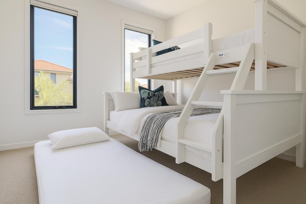Designer Kirra Beach Family Home — photo 12