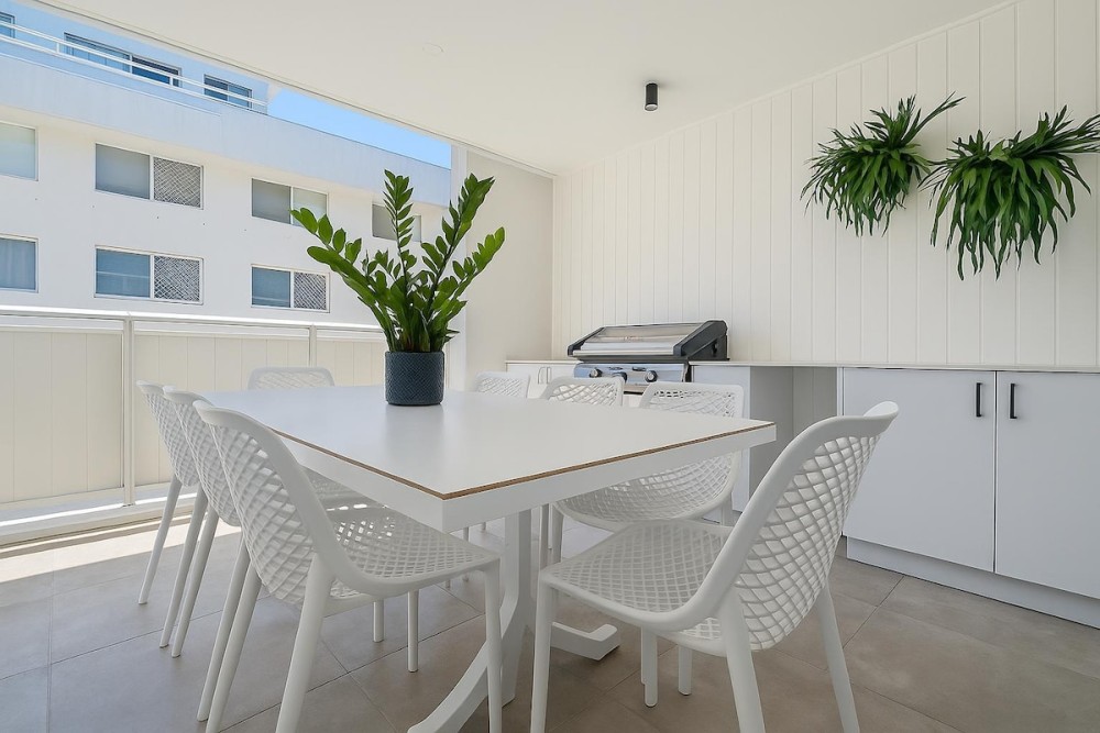 Designer Kirra Beach Family Home — photo 18