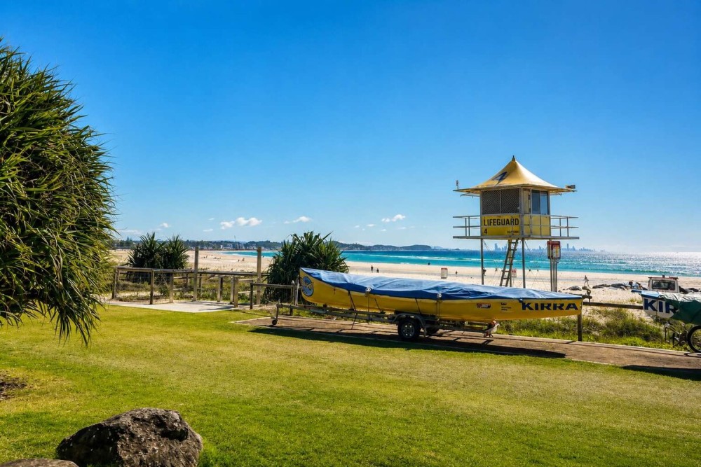Designer Kirra Beach Family Home — photo 83