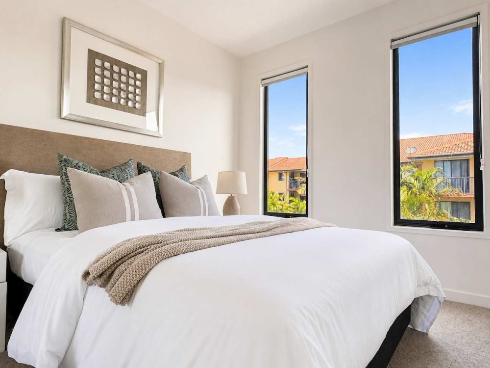 Designer Kirra Beach Family Home — photo 76