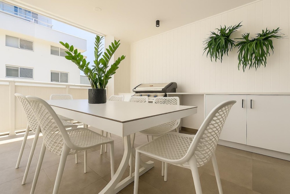 Designer Kirra Beach Family Home — photo 43