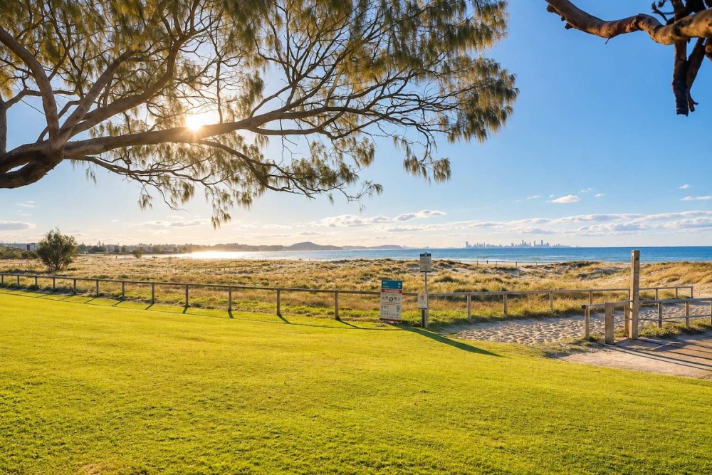 Designer Kirra Beach Family Home — photo 80