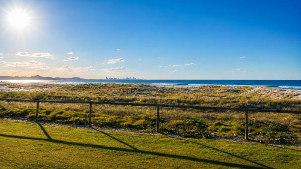 Designer Kirra Beach Family Home — photo 75