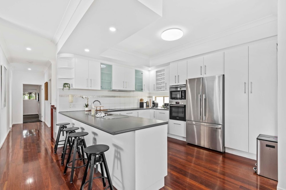 Manly Oasis 5BR - 3 King Beds, Pool, BBQ — photo 7
