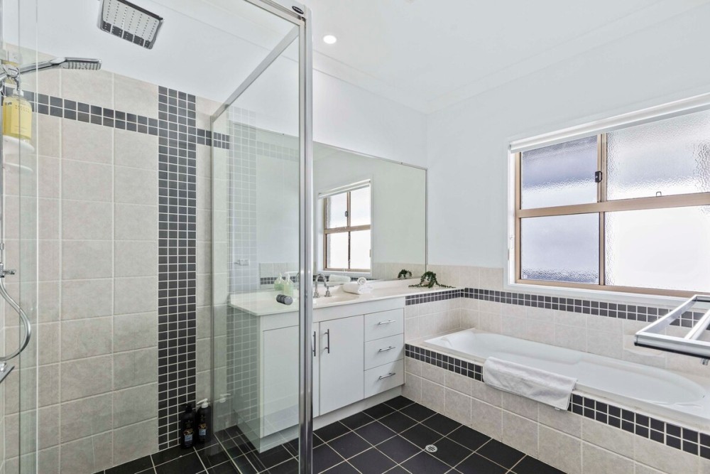 Manly Oasis 5BR - 3 King Beds, Pool, BBQ — photo 21