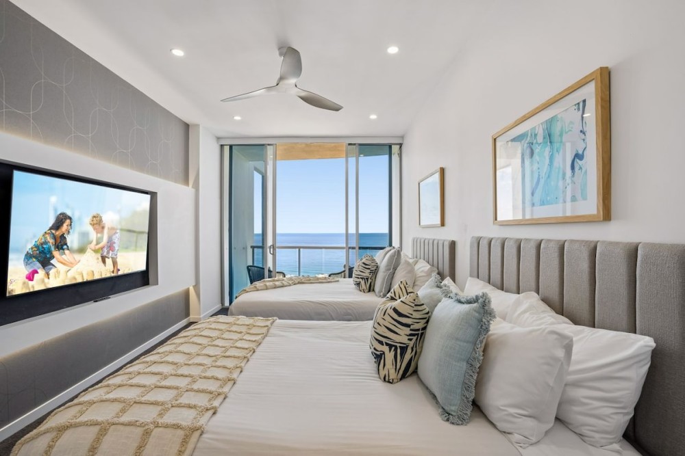 Chevron Renaissance 3 Bedroom - Sub Penthouse — photo 17