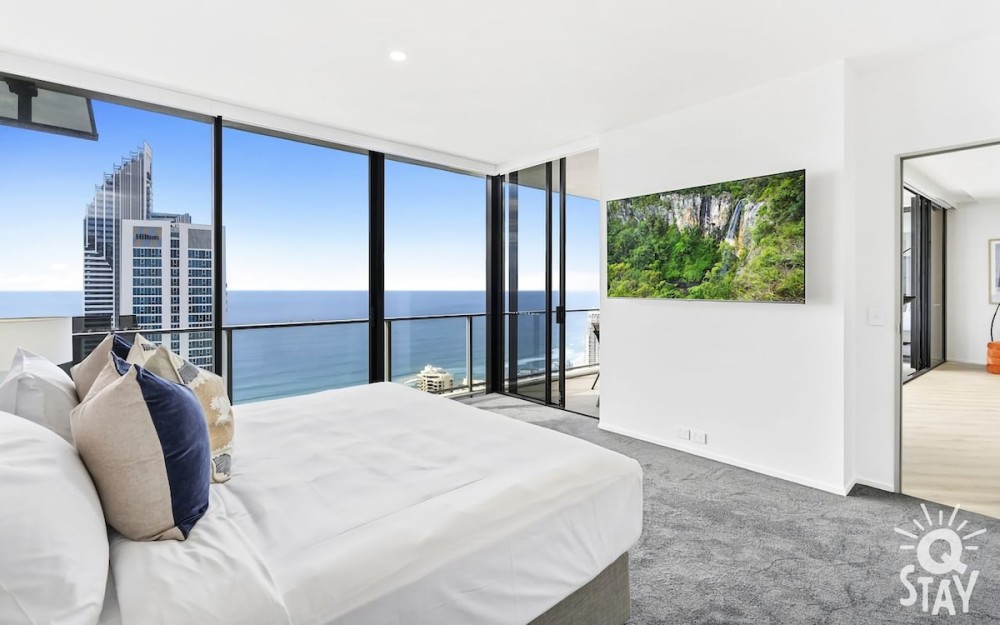 Circle on Cavill 4 Bedroom Stunning Sub Penthouse — photo 13