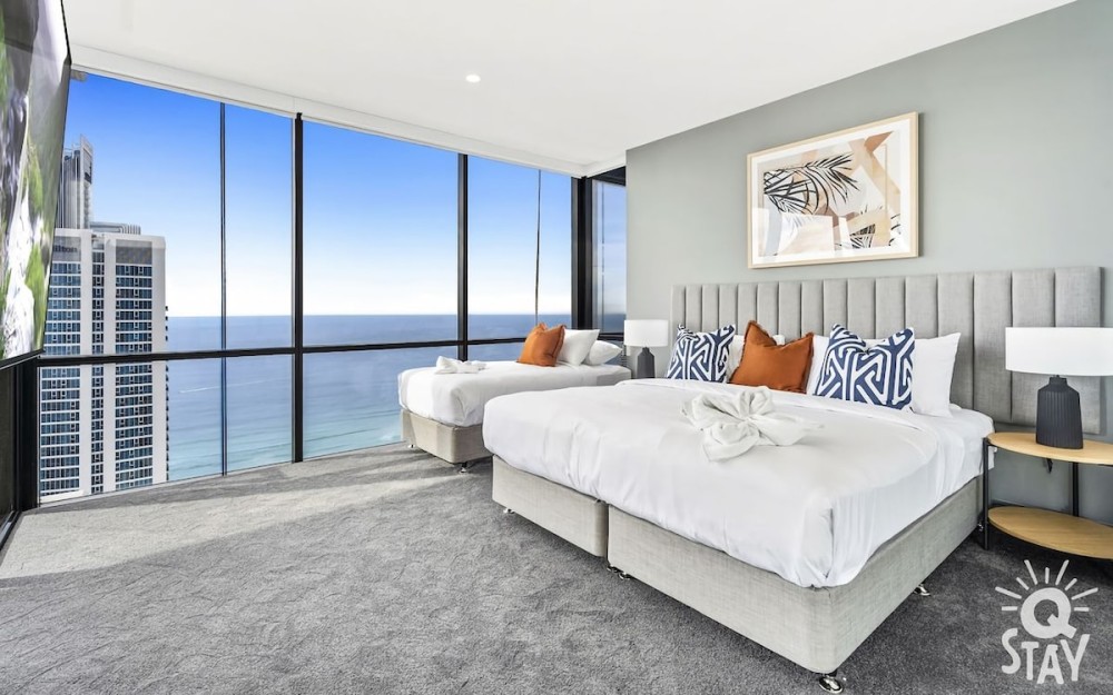 Circle on Cavill 4 Bedroom Stunning Sub Penthouse — photo 9