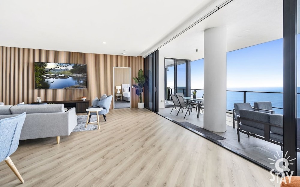 Circle on Cavill 4 Bedroom Stunning Sub Penthouse — photo 5