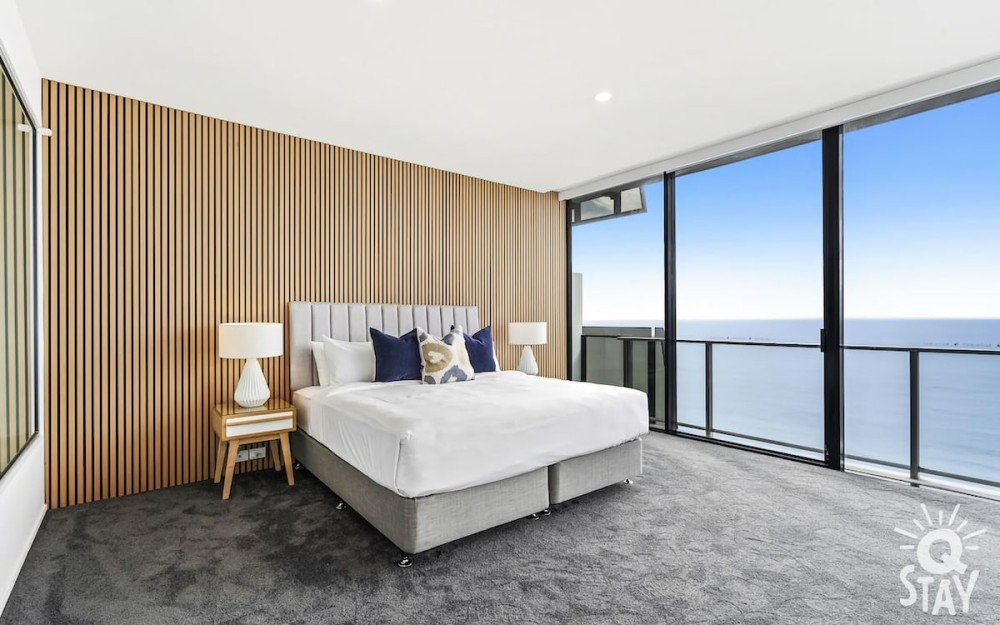 Circle on Cavill 4 Bedroom Stunning Sub Penthouse — photo 12