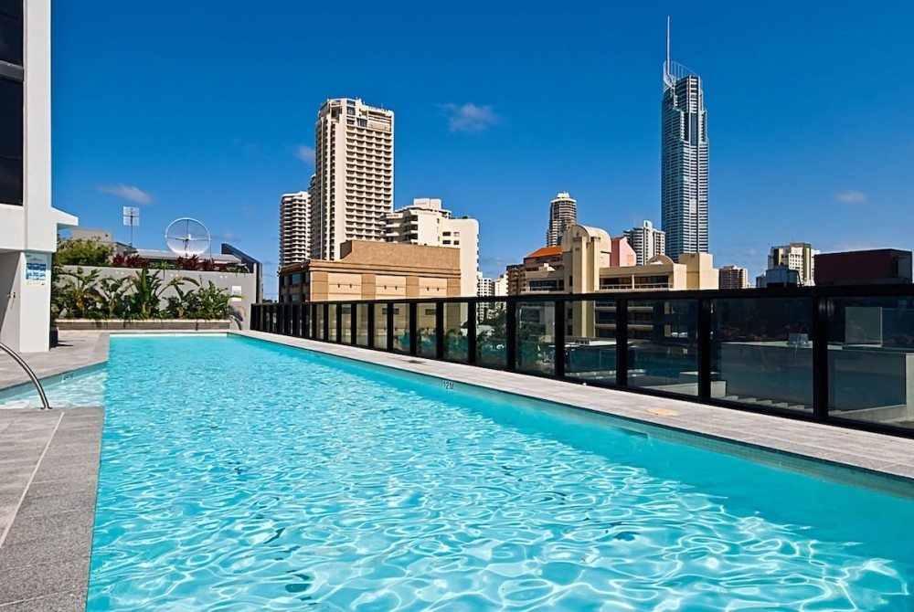 Circle on Cavill 4 Bedroom Stunning Sub Penthouse — photo 37