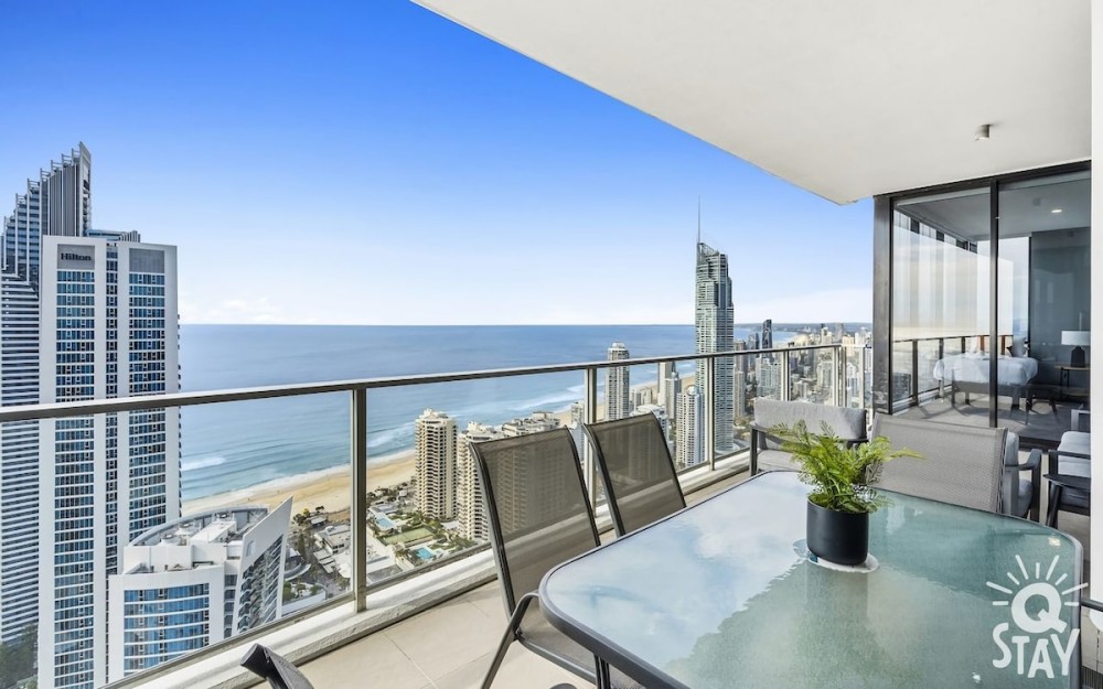 Circle on Cavill 4 Bedroom Stunning Sub Penthouse — photo 21