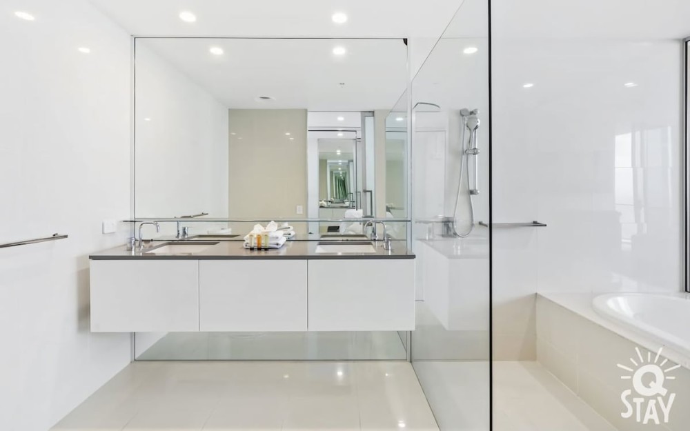 Circle on Cavill 4 Bedroom Stunning Sub Penthouse — photo 17