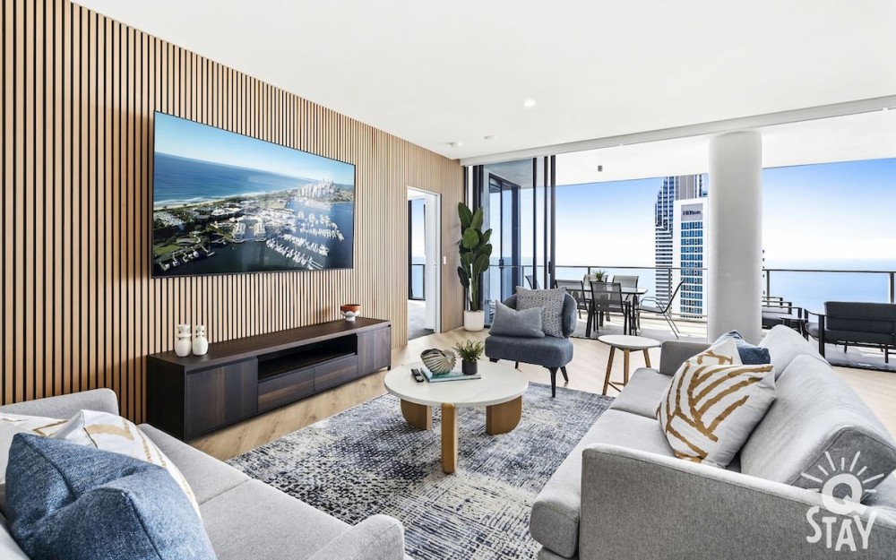 Circle on Cavill 4 Bedroom Stunning Sub Penthouse — photo 2