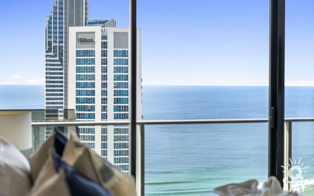 Circle on Cavill 4 Bedroom Stunning Sub Penthouse — photo 28