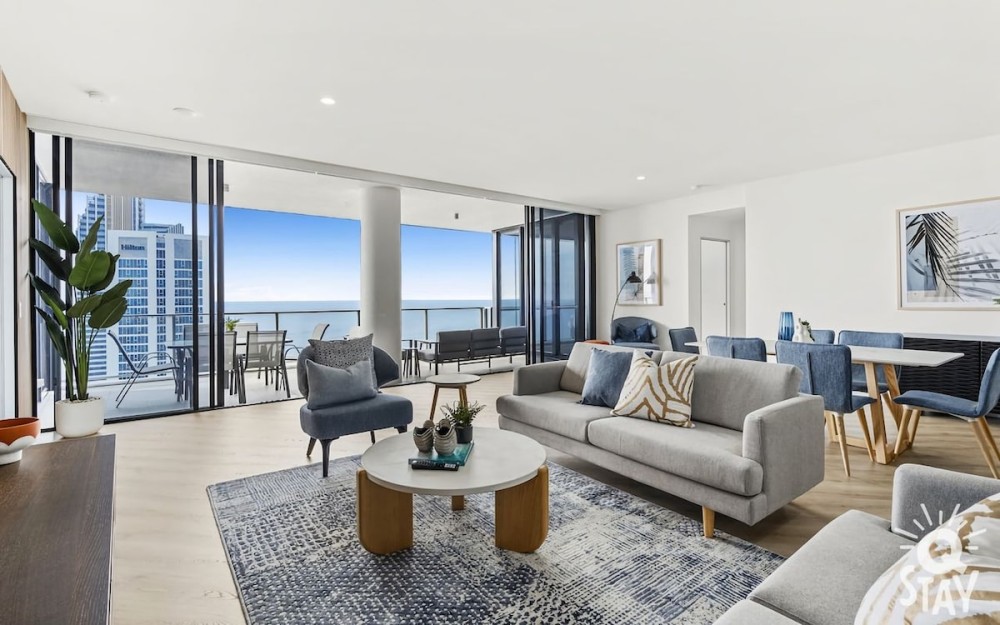 Circle on Cavill 4 Bedroom Stunning Sub Penthouse — photo 1